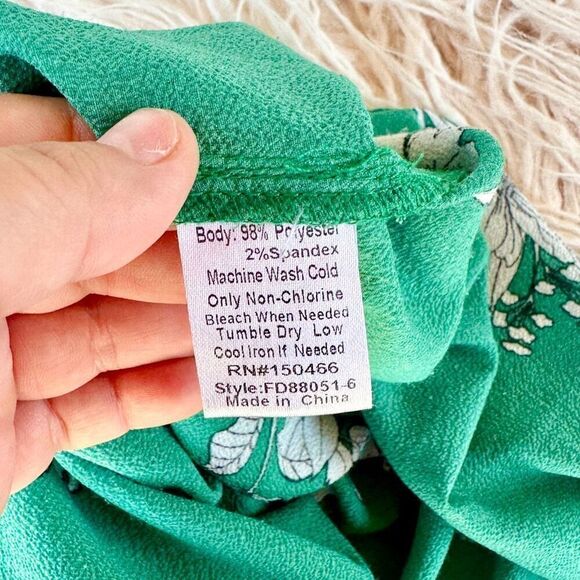 Green Sleeveless Blouse - Picture 3 of 4